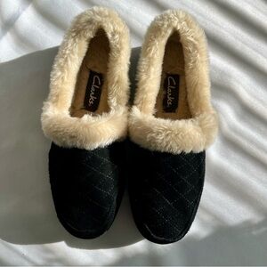 Clarks June Black Quilted Suede Faux Fur Lined Hard Sole Slippers Size 7